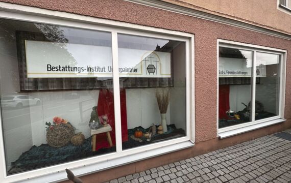 Schön dekorierte Schaufenster der Filiale in Schierling.